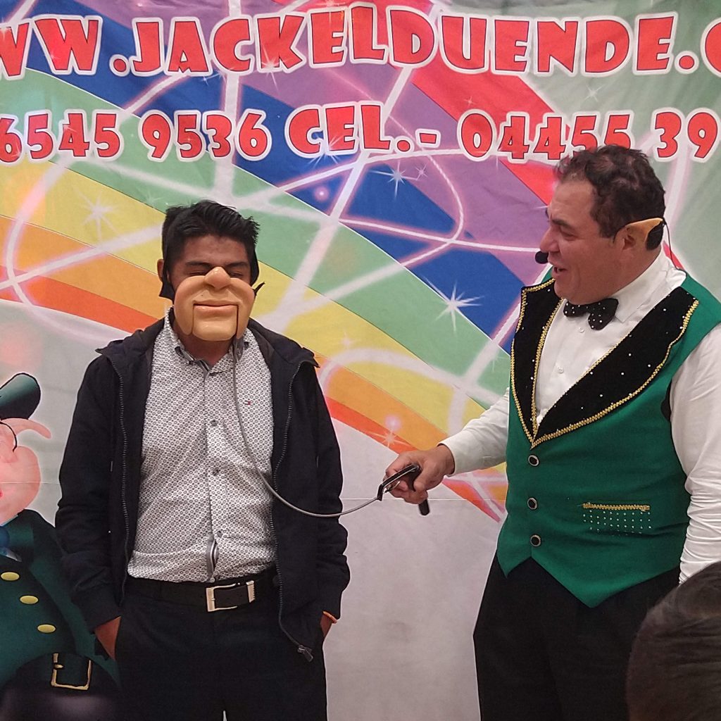 Convirtiendo a alguien del público en un muñeco de ventriloquia.